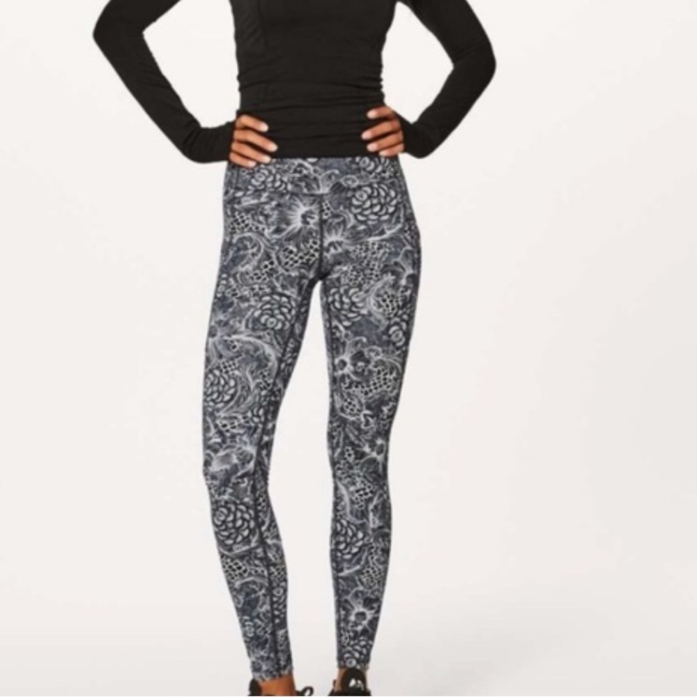 Lululemon Speed Up Tight (Full-On
Luxtreme 28")
Nouveau Starlight Black